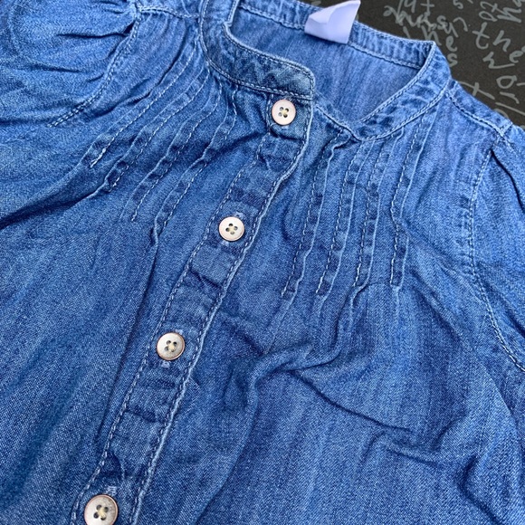 BabyGAP **Everyday Essentials** Chambray Button-up - Picture 2 of 3